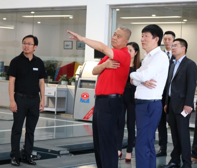 一汽-大眾奧迪銷(xiāo)售事業(yè)部執(zhí)行副總經(jīng)理荊青春先生到訪(fǎng)四川華星名仕奧迪_騰凱融資租賃