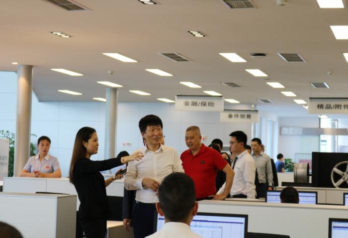 一汽-大眾奧迪銷(xiāo)售事業(yè)部執(zhí)行副總經(jīng)理荊青春先生到訪(fǎng)四川華星名仕奧迪_騰凱融資租賃