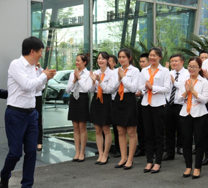 一汽-大眾奧迪銷(xiāo)售事業(yè)部執(zhí)行副總經(jīng)理荊青春先生到訪(fǎng)四川華星名仕奧迪_騰凱融資租賃